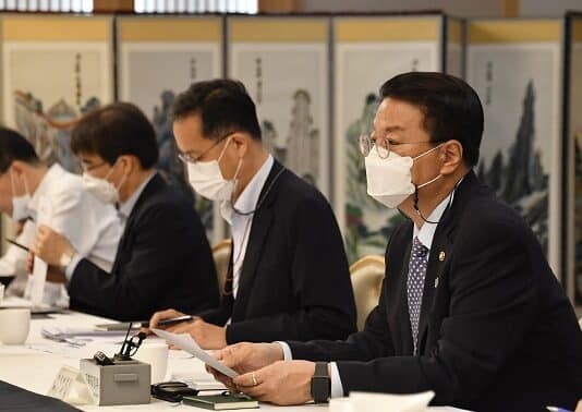 기재차관 “내달 유류세 인하 즉시 직영 주유소 가격 인하”