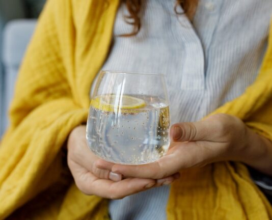 뜨거운 물에 ‘이것’ 넣었다가 마시면, 살 빠지고 피부 탄탄